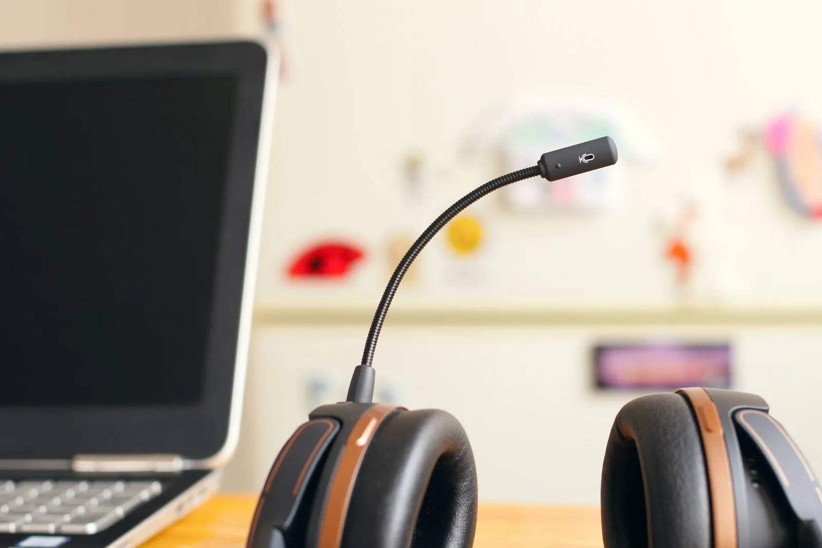 Headset de atendimento apoiado ao lado de um notebook