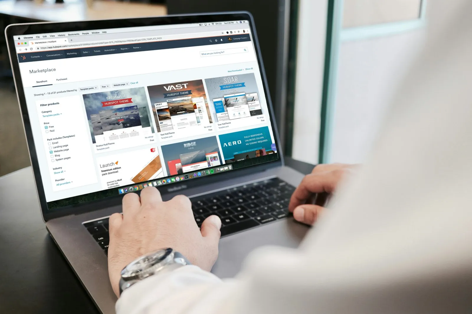 Pessoa navegando em um site em um notebook