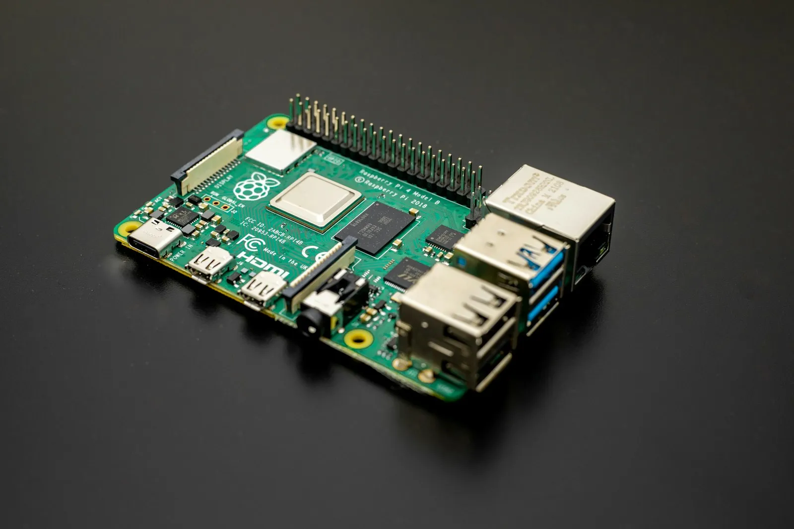 Placa Raspberry Pi sobre uma superfície escura