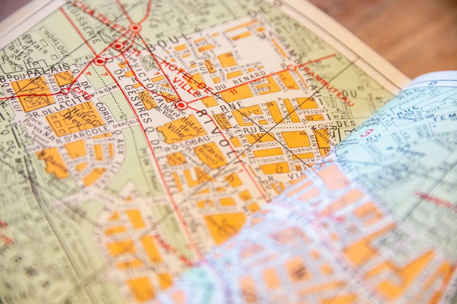 Mapa de papel de uma cidade aberto sobre uma mesa