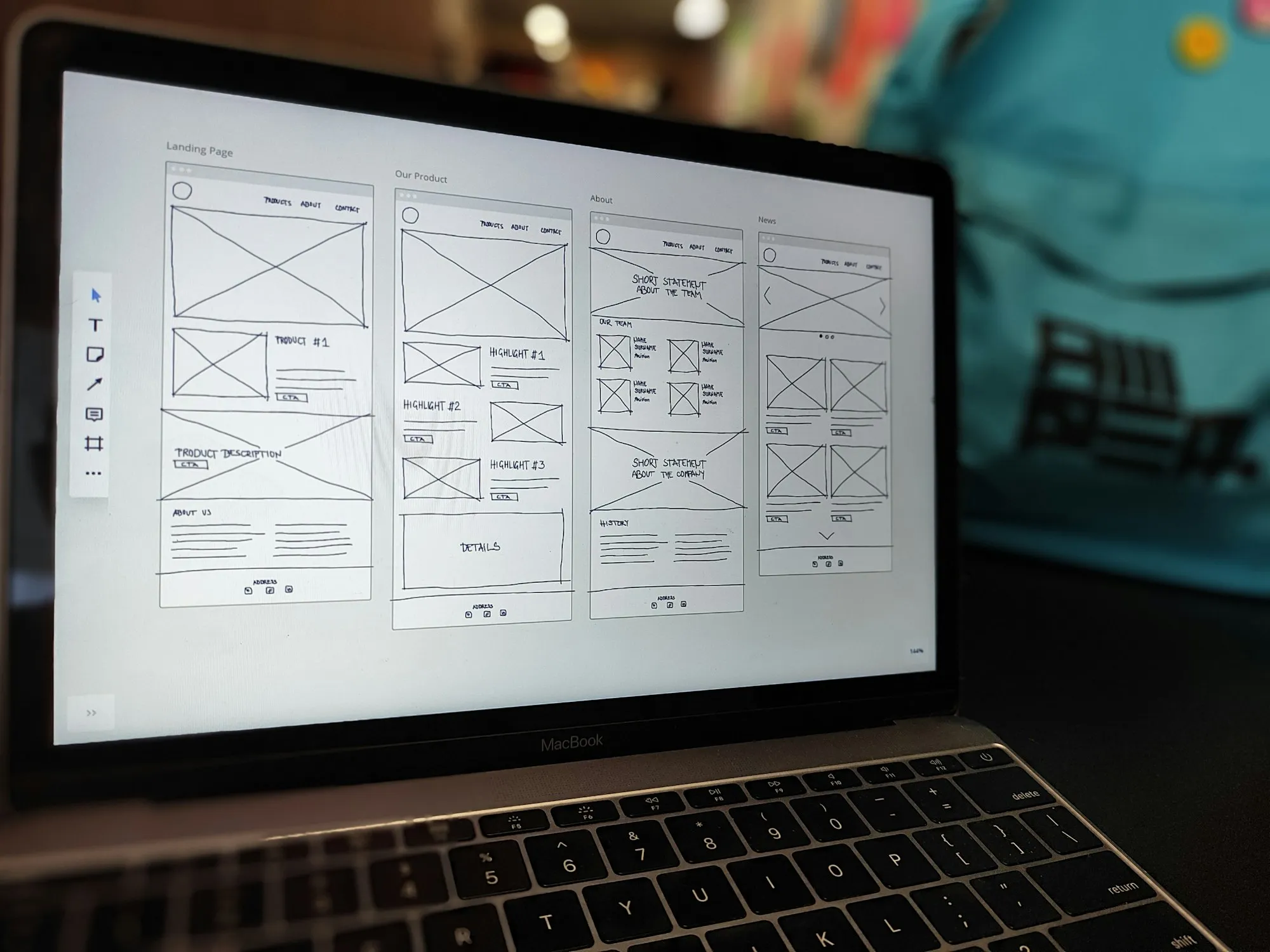 Notebook com wireframes de páginas de um site em planejamento