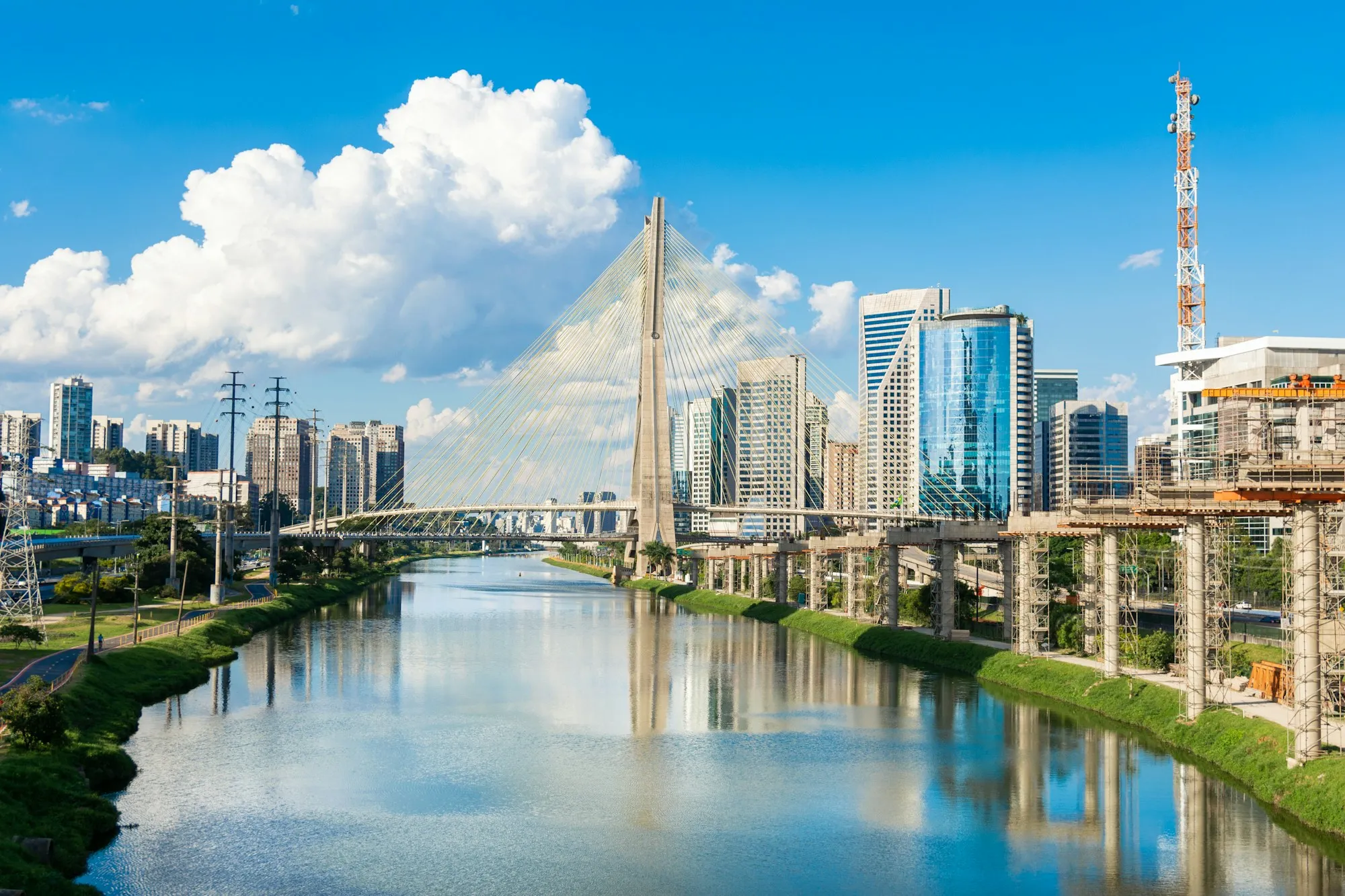Rio Pinheiros e a Ponte Estaiada em São Paulo sob céu azul