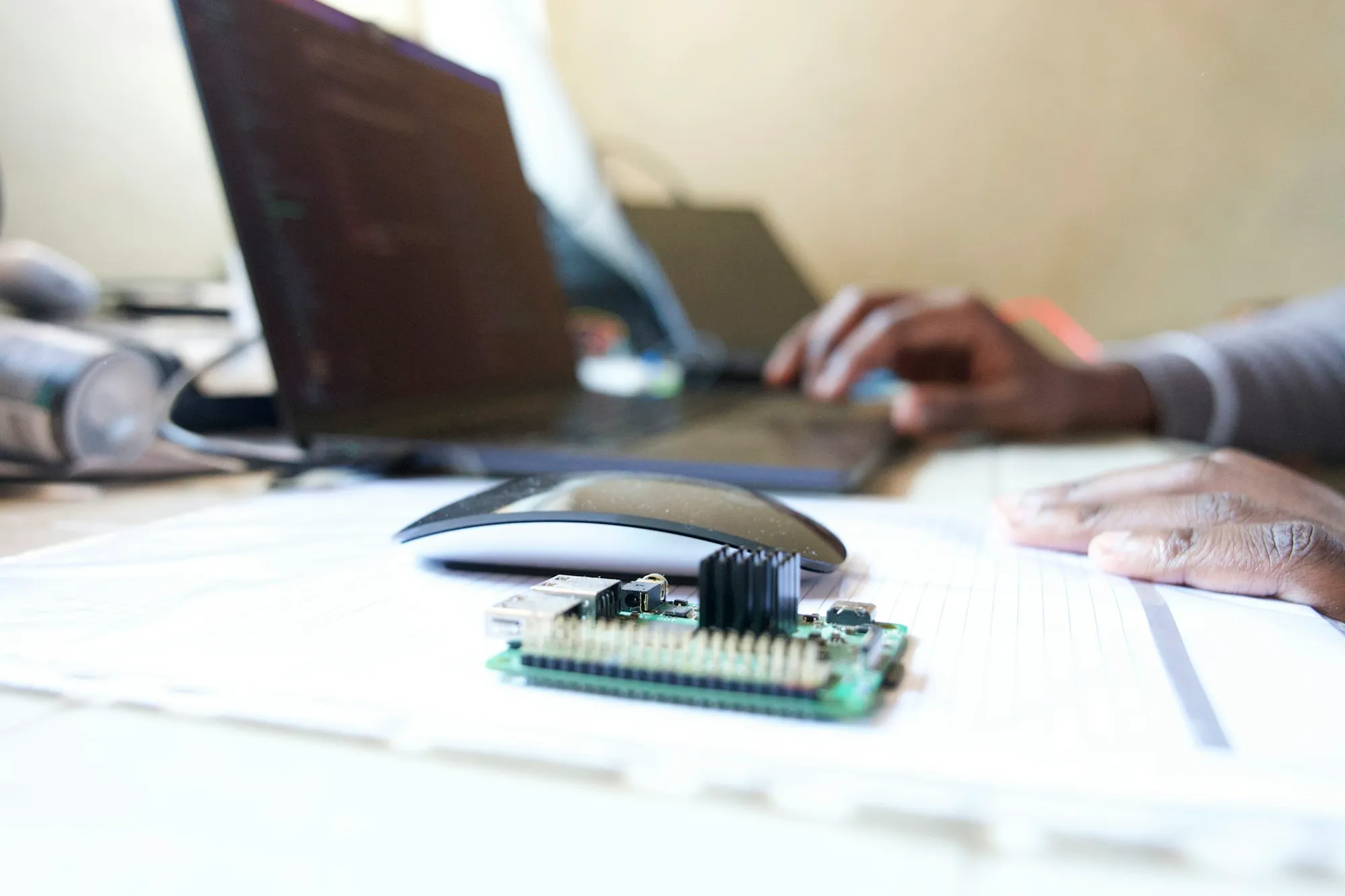 Placa Raspberry Pi sobre a mesa ao lado de um notebook